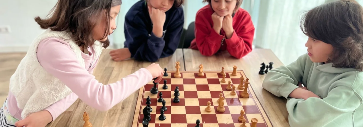 De zusjes schaken gezellig samen thuis. Soms moeten ze erop letten dat ze niet te laat op school komen.