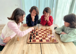 De zusjes schaken gezellig samen thuis. Soms moeten ze erop letten dat ze niet te laat op school komen.